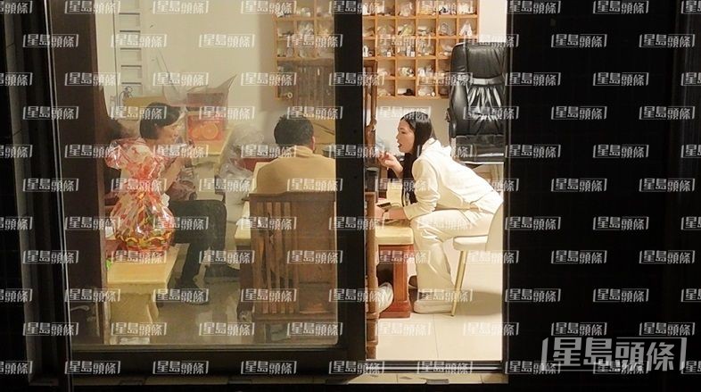 王青霞被YouTuber「導遊哥哥」爆她和媽媽及陳姓老公食冬至飯。