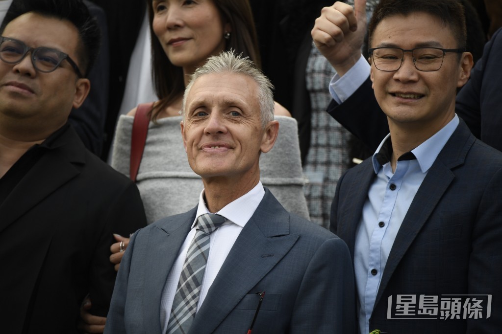 今朝五點四十分廖康銘捉實希威森在機坪暗角位密密斟。