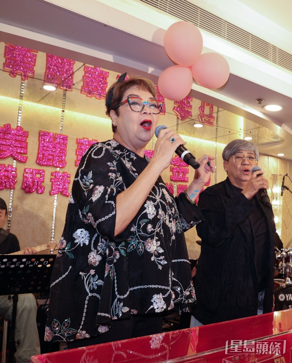 肥媽及黑妹為金行晚宴演出,氣氛熱烈。 肥媽及黑妹為金行晚宴演出,氣氛熱烈。