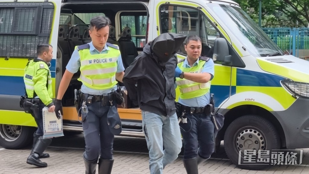 警方將男子押至其位於海暉樓的寓所蒐證。黃文威攝 警方將男子押至其位於海暉樓的寓所蒐證。黃文威攝