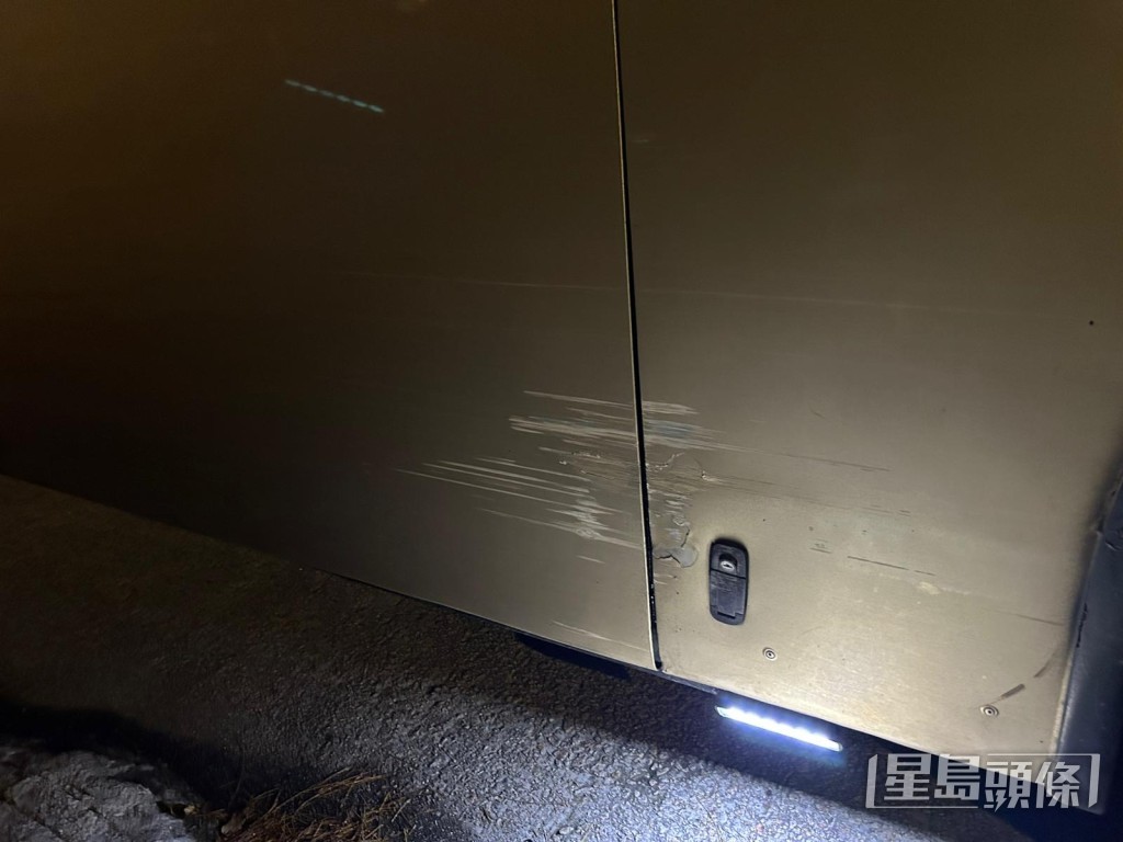 旅遊巴停泊在路邊,車身有多處刮損痕跡。 旅遊巴停泊在路邊,車身有多處刮損痕跡。