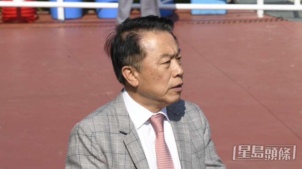 姚本輝今朝全程企在欄邊昅實「包裝明將」走勢。