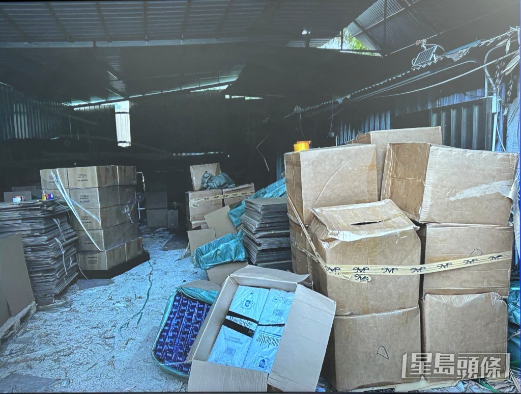 海關展示私煙倉庫環境。