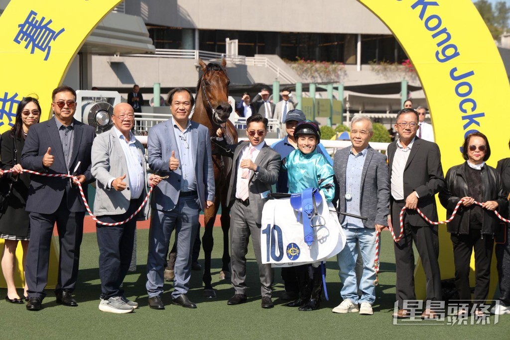 「兴驰千里」骑练及马主朋友合照。 「兴驰千里」骑练及马主朋友合照。