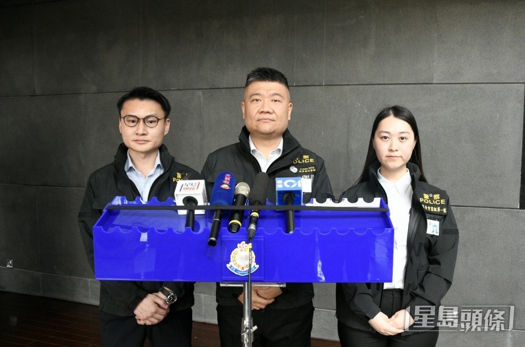 警方新界南總區刑事部警司李木易（圖中）、荃灣警區重案組高級督察張文迪（圖左）及葵青警區重案組督察伍穎欣（圖右）講述案情。楊偉亨攝