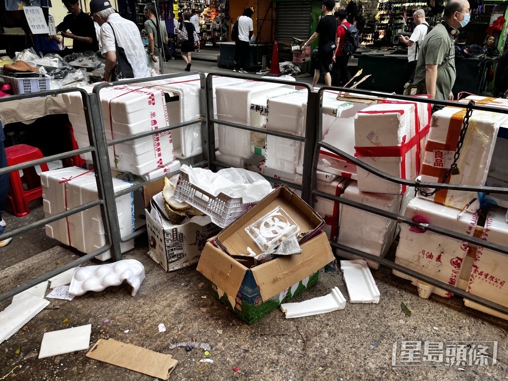 北河街市附近堆滿隨處丟棄的垃圾及發泡膠箱。 北河街市附近堆滿隨處丟棄的垃圾及發泡膠箱。
