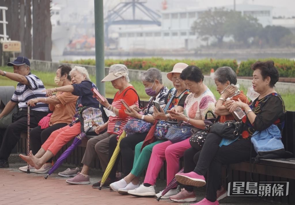有學者指,本港的安老服務未能追上人口老化的速度。 有學者指,本港的安老服務未能追上人口老化的速度。