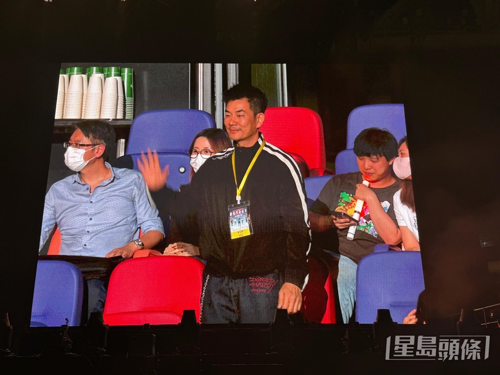 坐在觀眾席的小齊高舉姆指 坐在觀眾席的小齊高舉姆指