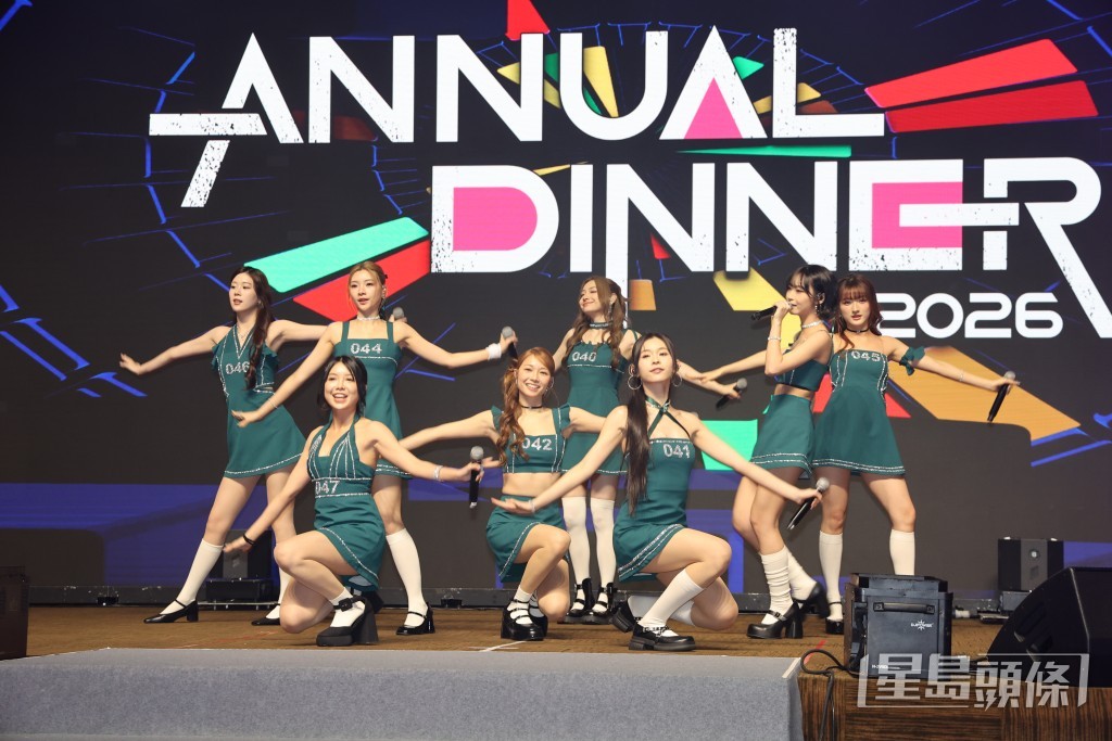 8人女團Lolly Talk今晚齊人出席一個周年晚宴。