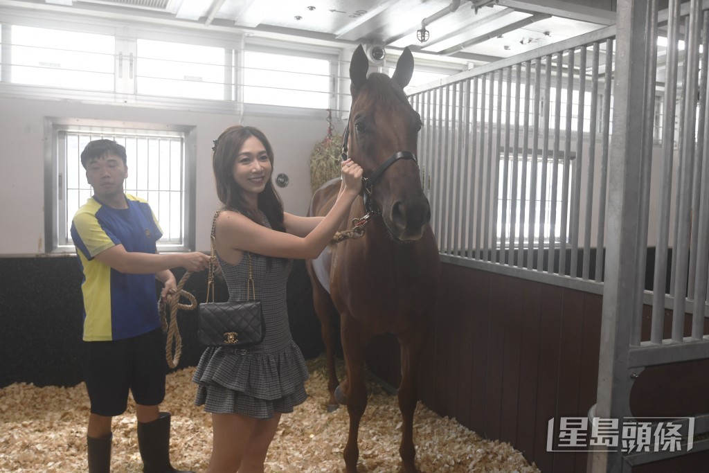 黃嘉雯入馬房探愛駒，人馬都搶鏡。