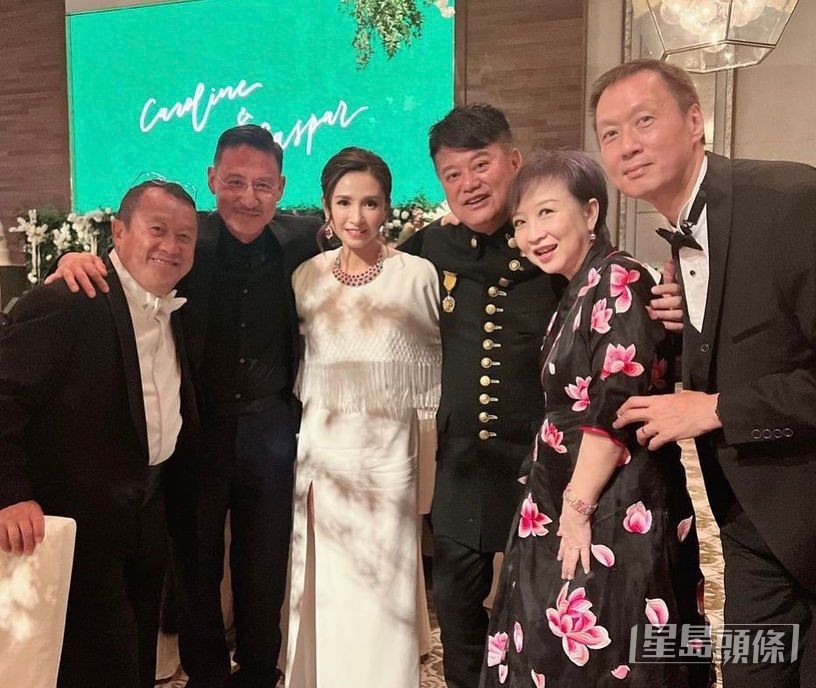 吳婉芳（左三）外表比很多同齡的女士年輕。