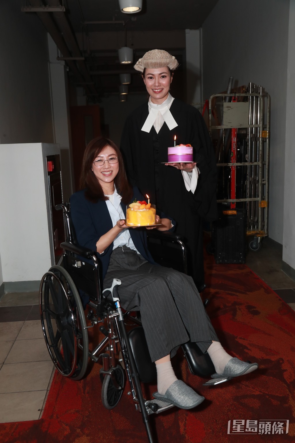 27日生日的颜卓灵与今日（31日）生日的菁玮就获剧组送上生日蛋糕庆祝。