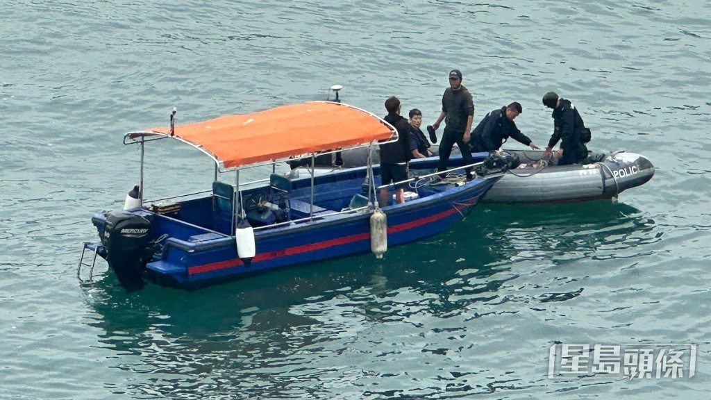 小艇意外後船尾受損，在另一船家協助下被扶正拖走。讀者提供