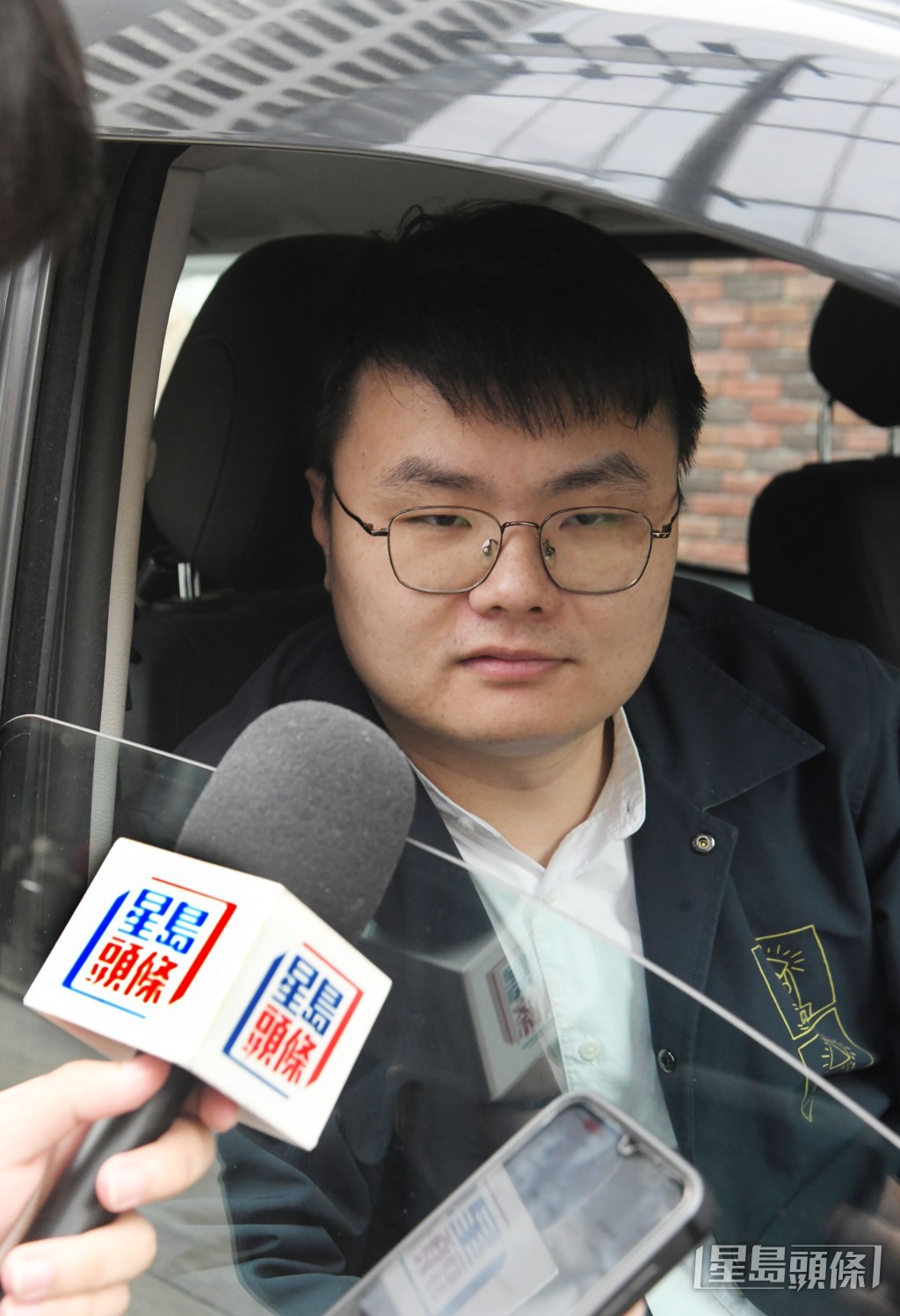 邝先生指目前泊车位及咪表位严重不足，或仍需冒险违泊。