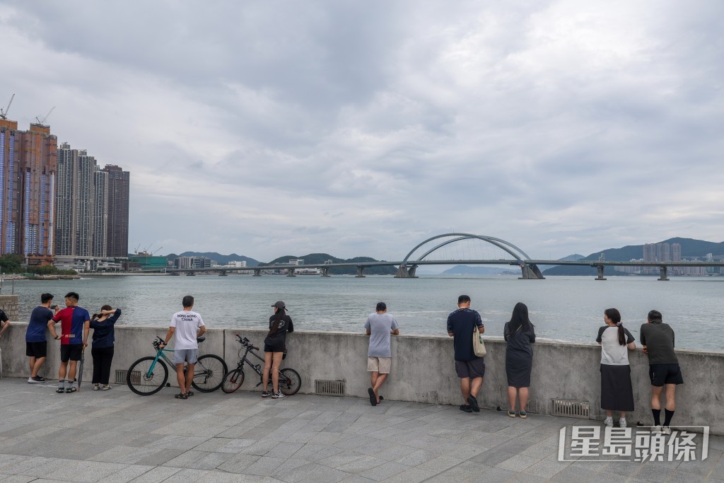 部分市民到將軍澳海濱公園觀浪。何家豪攝