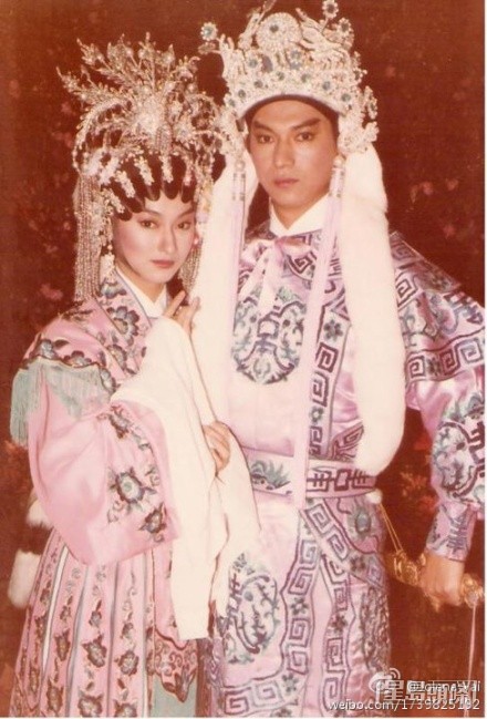 惠天赐与胞妹惠英红于1984年的《欢乐今宵》中，联袂演出粤剧《凤阁恩仇未了情》。