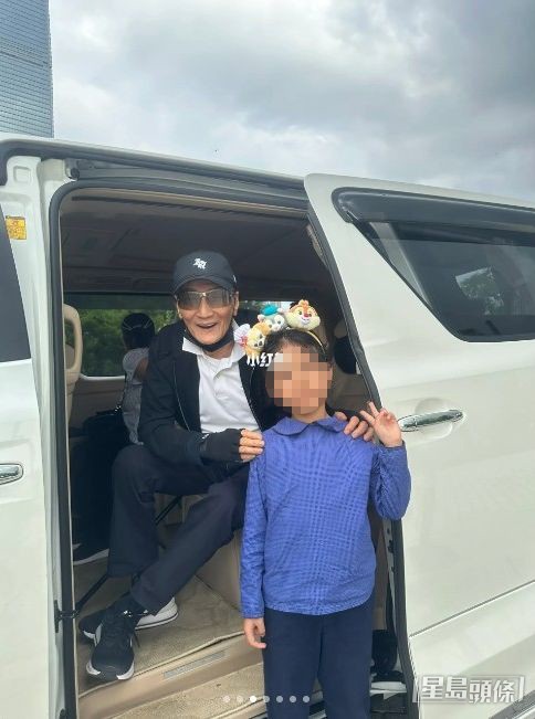 網民指謝賢突然停車,邀請合照。 網民指謝賢突然停車,邀請合照。