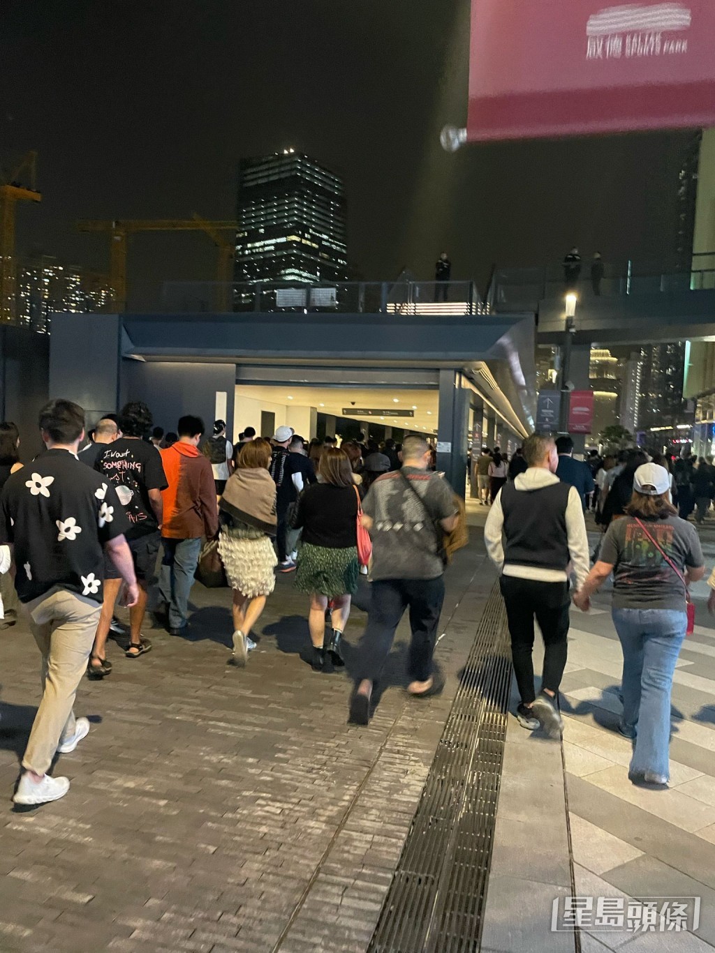 歌迷前往啟德站時秩序大致良好,未有出現擁堵情況。蔡思宇攝 歌迷前往啟德站時秩序大致良好,未有出現擁堵情況。蔡思宇攝
