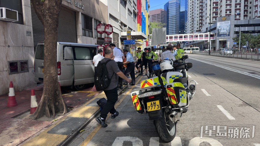 客貨車剷上行人路直駛30米始停。