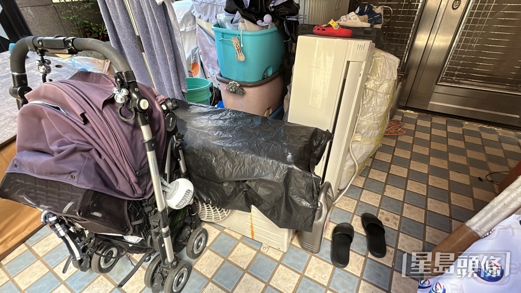 單位門外有嬰兒車及二手冷氣機。林思明攝 單位門外有嬰兒車及二手冷氣機。林思明攝