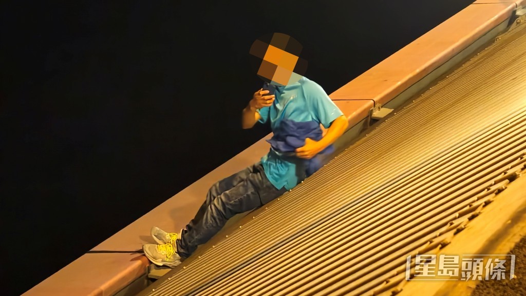 藍衫男子與救援人員僵持不下,舉手機四處拍攝。 藍衫男子與救援人員僵持不下,舉手機四處拍攝。