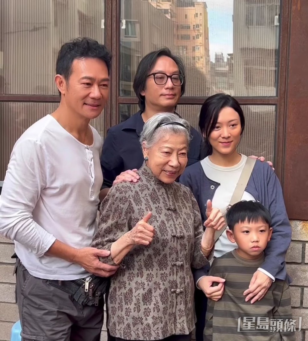 张兆辉、王敏奕、罗兰与导演彭发出席本土恐怖片电影《再生人》开镜拜神仪式。