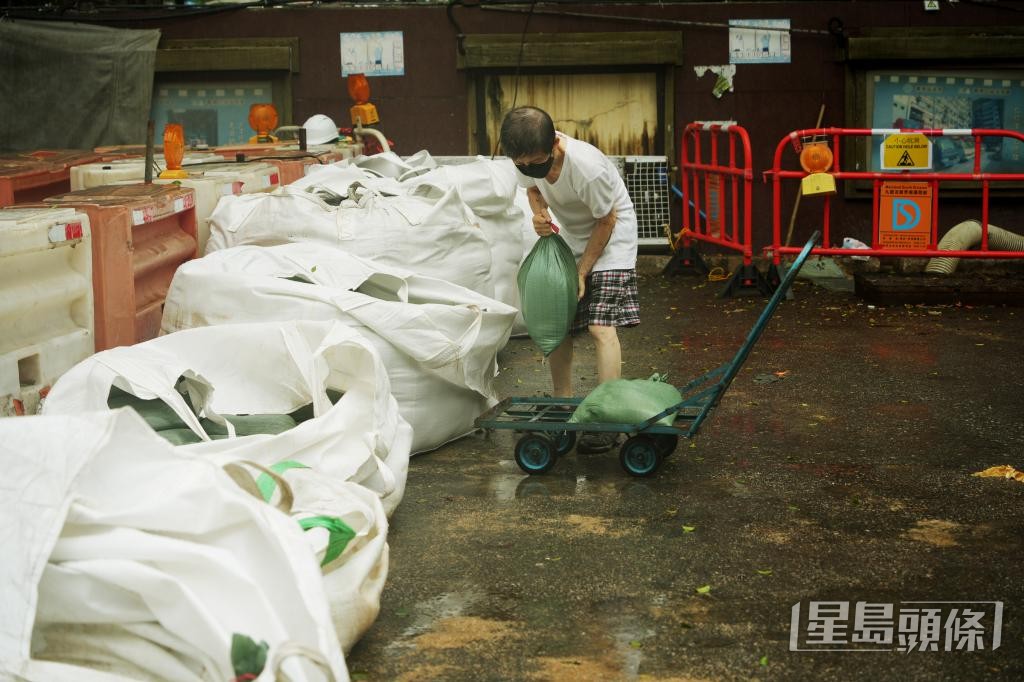 居民團體指不少長者村民拿不到沙包,促關愛隊協助。 居民團體指不少長者村民拿不到沙包,促關愛隊協助。