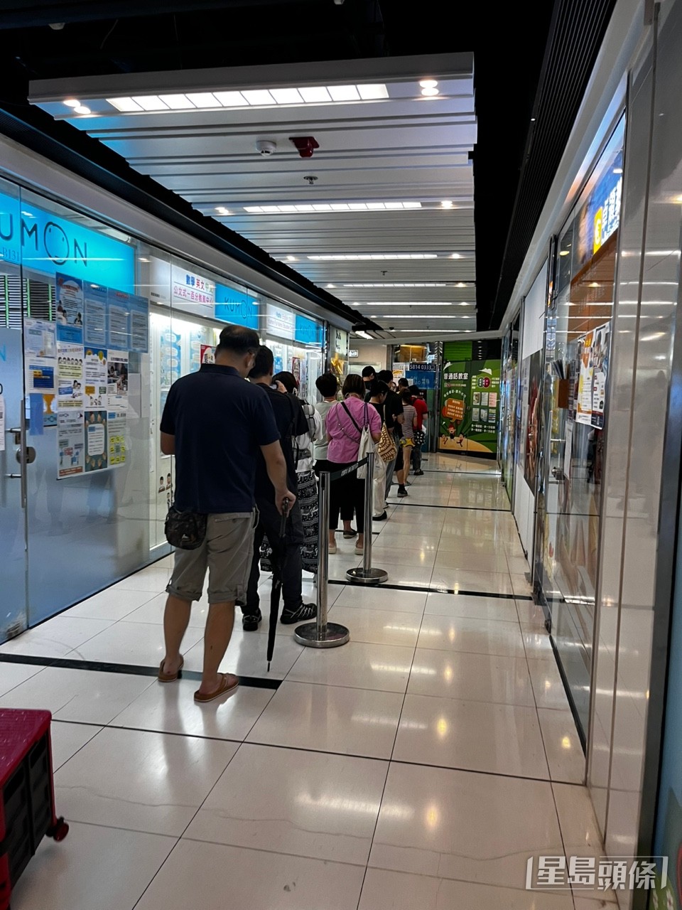 坑口南豐廣場自提點外,數條人龍排隊等候取件。 坑口南豐廣場自提點外,數條人龍排隊等候取件。
