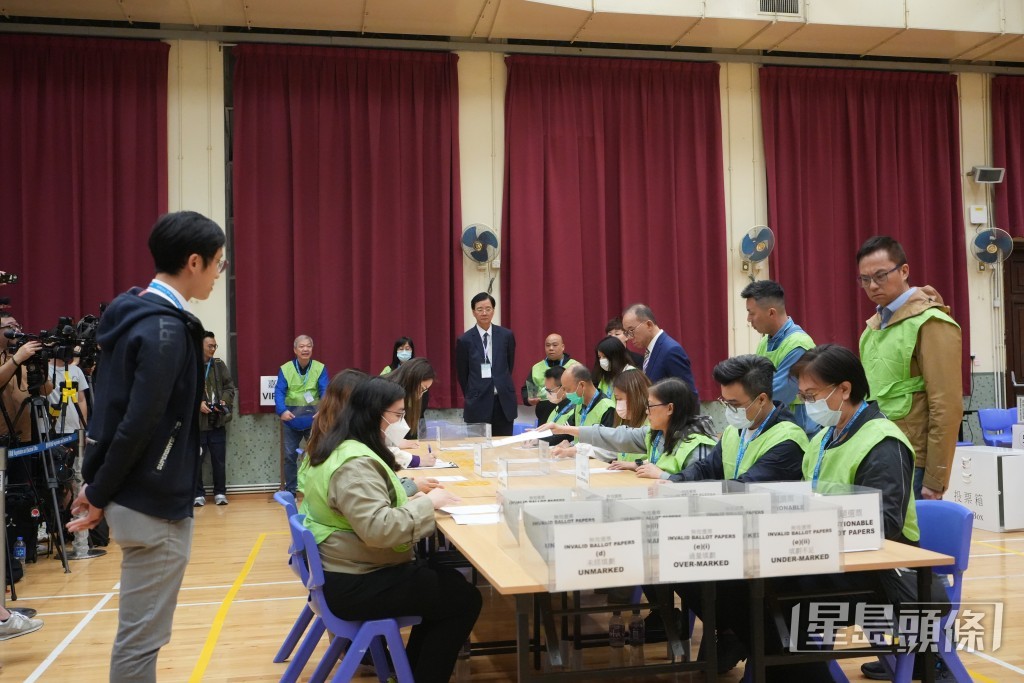 天主教伍華中學點票站點票情況。 劉駿軒攝