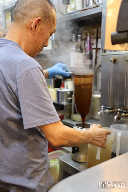 港式奶茶將不同茶葉混合煮成「茶膽」,適合配濃郁牛奶。 港式奶茶將不同茶葉混合煮成「茶膽」,適合配濃郁牛奶。