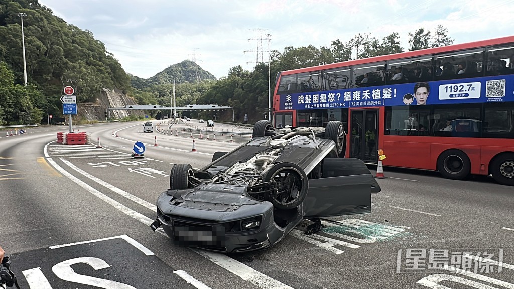 肇事私家車四輪朝天。劉漢權攝