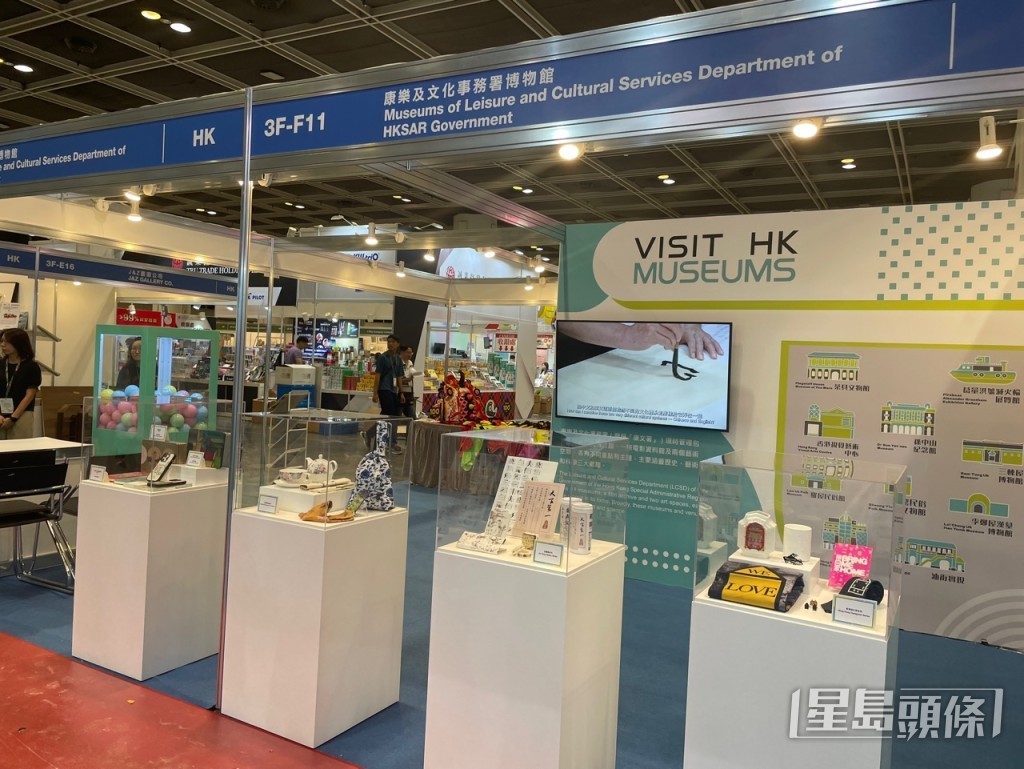 今屆香港書展,以及同期舉行的香港運動消閒博覽及零食世界,共吸引超過770間展商參與。 今屆香港書展,以及同期舉行的香港運動消閒博覽及零食世界,共吸引超過770間展商參與。