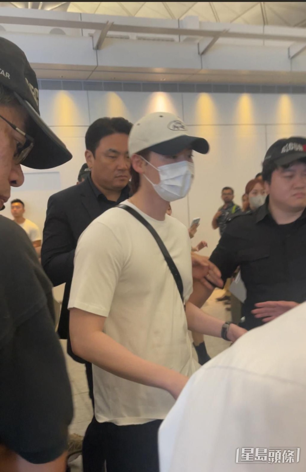 李鍾碩被包圍。 李鍾碩被包圍。