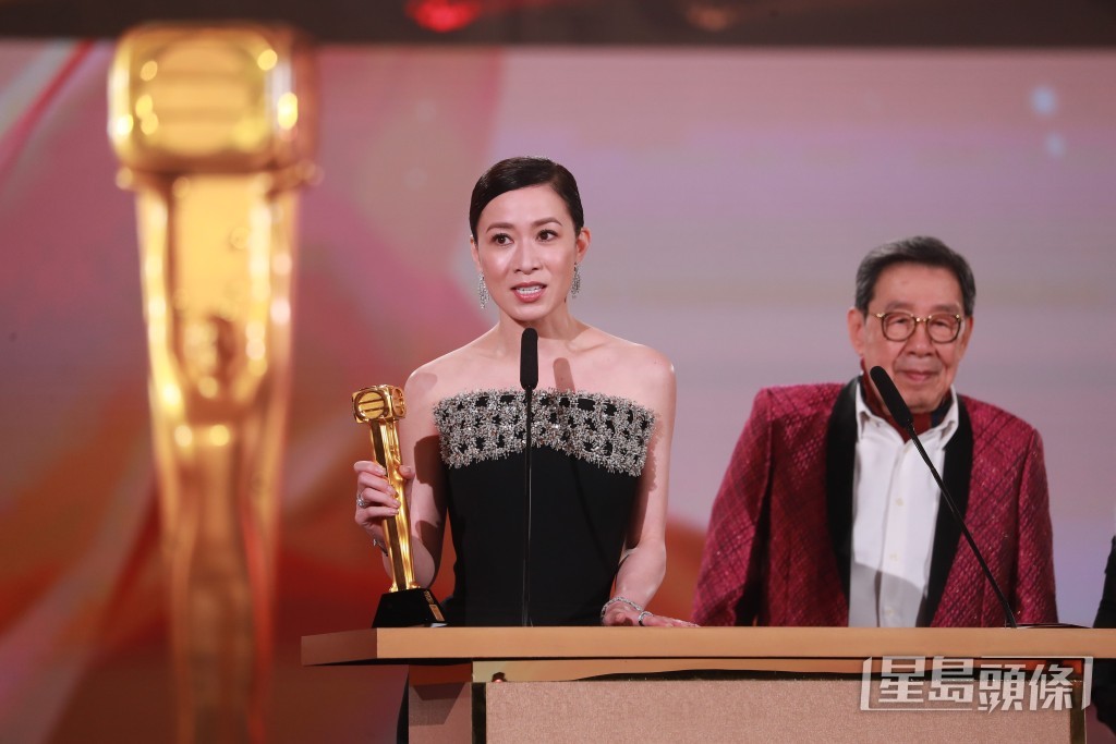 佘詩曼說：「我對上攞呢個獎已經10年，每次去馬來西亞都感受到佢哋嘅熱情。我衷心多謝每一個投我票嘅人。我今年都有去馬來西亞拍戲，好多謝支持《新聞女王》嘅人，多謝監製鍾澍佳。」