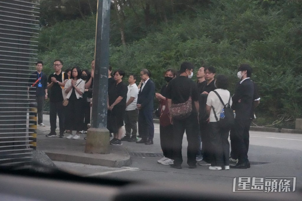 部分親友更是情緒激動、哭成淚人,場面令人心酸。 部分親友更是情緒激動、哭成淚人,場面令人心酸。