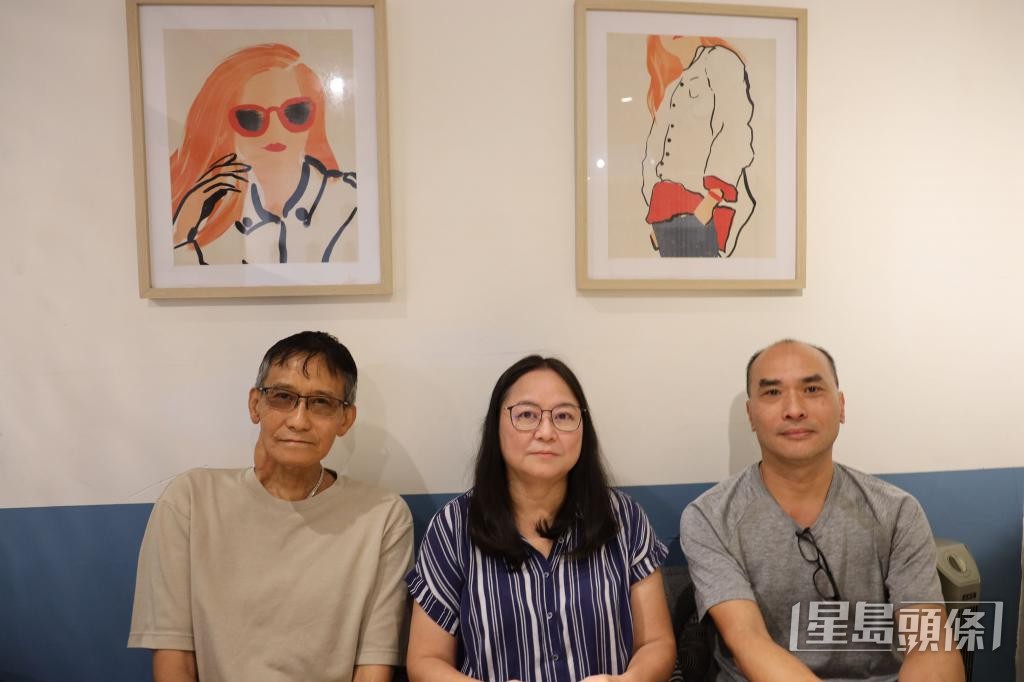 黃麗珍與義工華哥（左）及阿楊（右）合影。