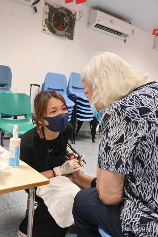 吳詠珊稱，希望透過義務修甲服務，讓長者們也能收穫好心情。 受訪者提供