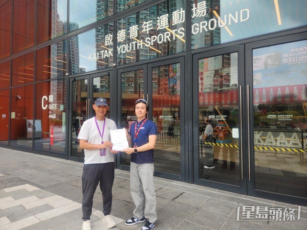 文化體育及旅遊局代表(左)向 Reborn 致送感謝狀,表揚他在事件中展現出迅速應對、卓越應變能力及高度專業與敬業精神。 文化體育及旅遊局代表(左)向 Reborn 致送感謝狀,表揚他在事件中展現出迅速應對、卓越應變能力及高度專業與敬業精神。