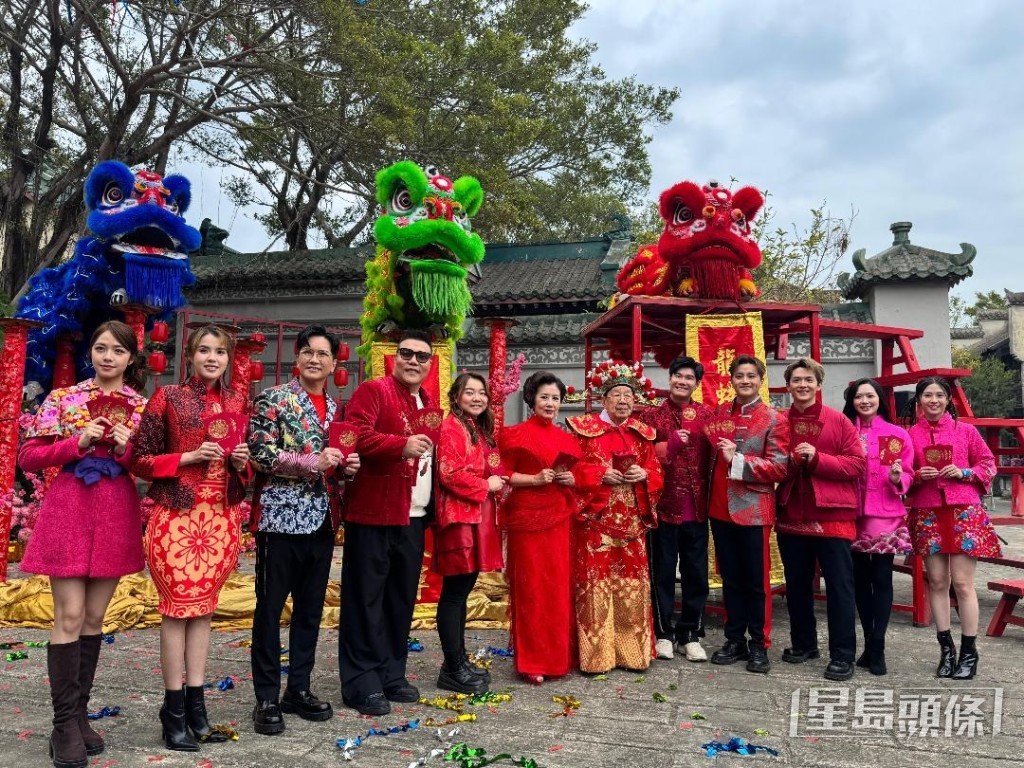 莊子璇(左1)請教黃博(左5)唱歌技巧。