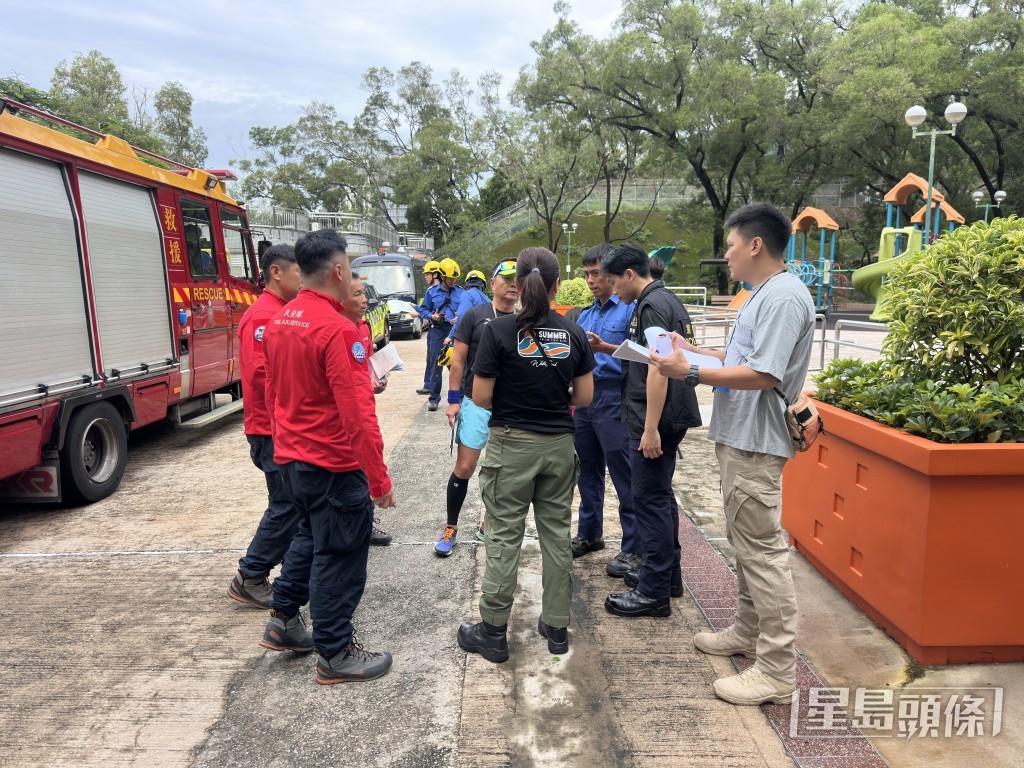 各部門到獅子山搜索失蹤少女。梁國峰攝 各部門到獅子山搜索失蹤少女。梁國峰攝
