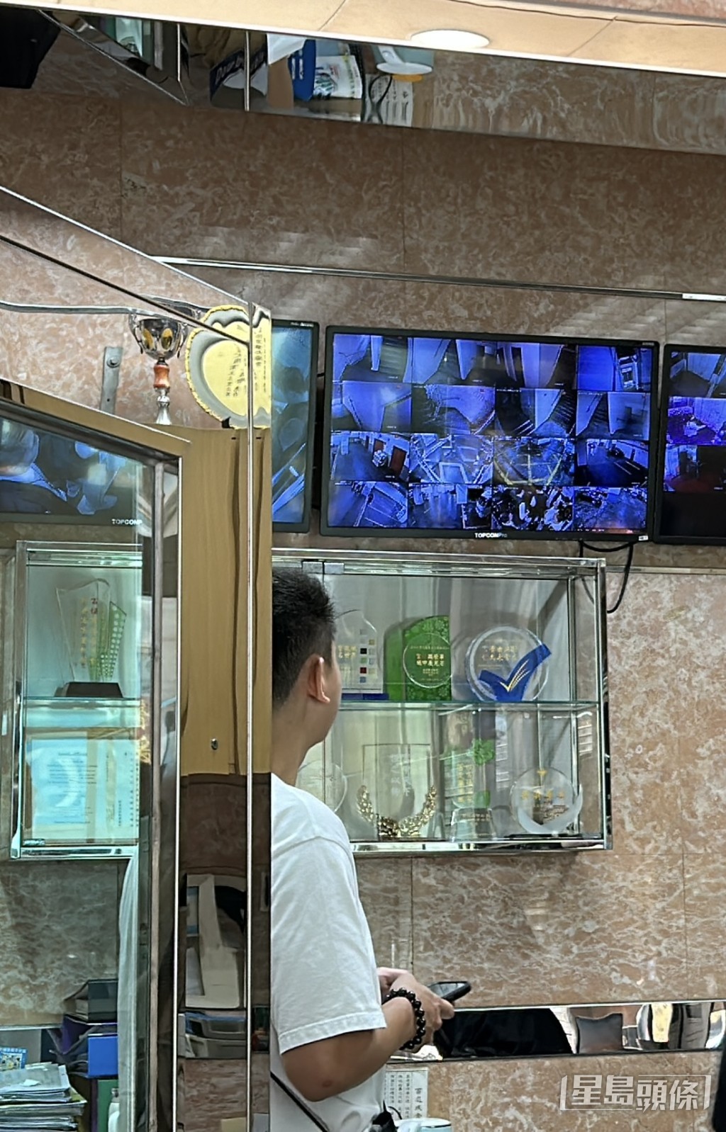 探員在案發大廈地下保安室翻查閉路電視紀錄。林思明攝