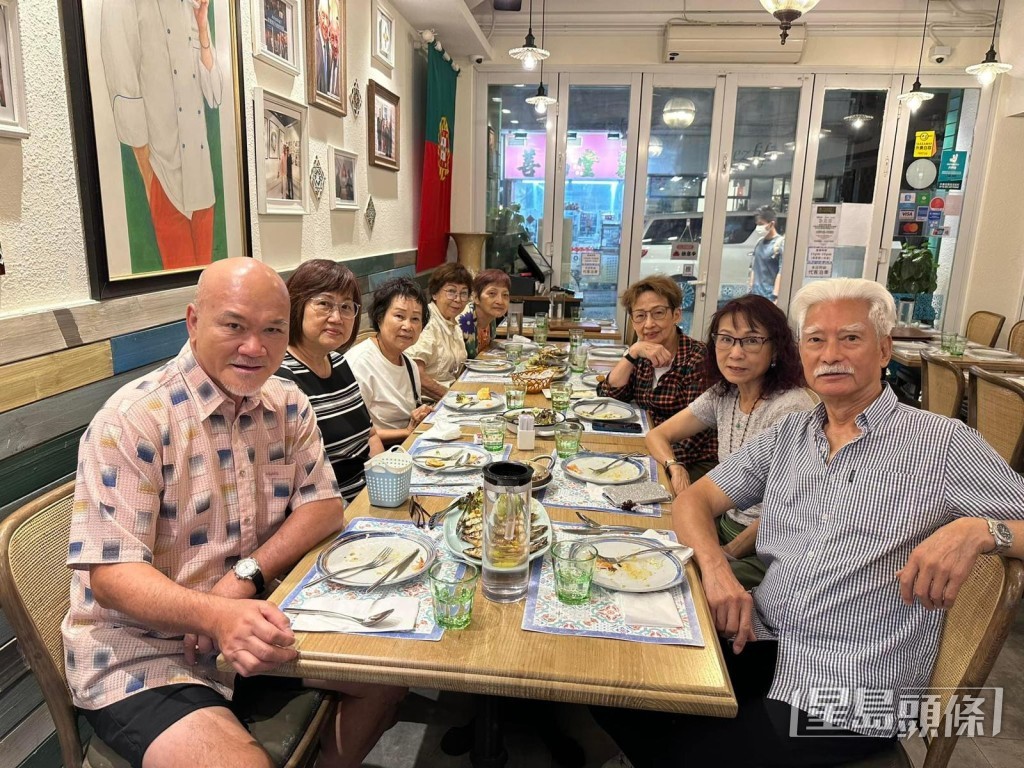 不時返港和老友聚舊。 不時返港和老友聚舊。