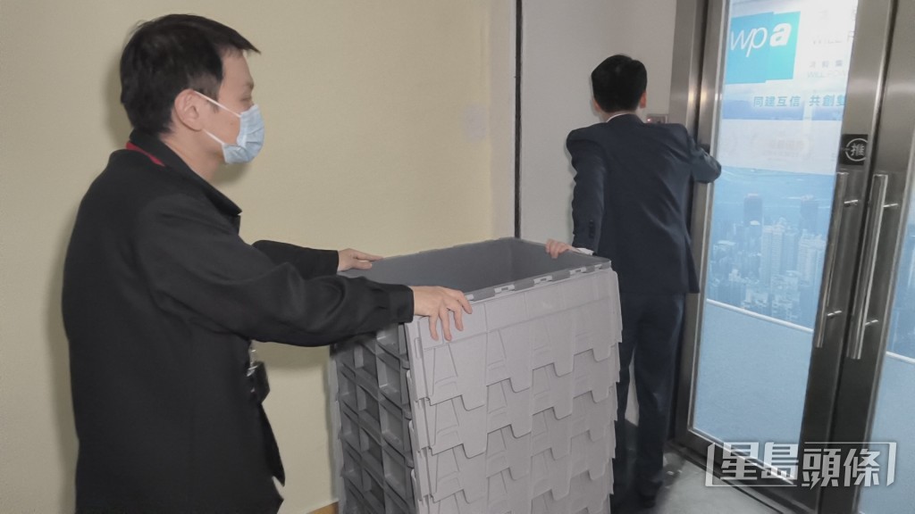 廉署人員準備多個膠箱以檢走證物。黃文威攝