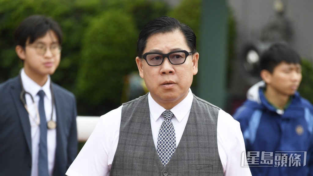 「勝在有型」今朝出跳前葉楚航走去馬匹身旁，落手檢視耳塞這配備。