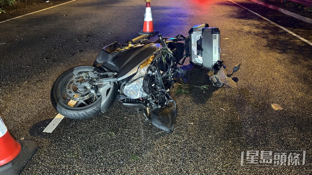 鐵騎士駕車直撞塌樹，人仰馬翻頭盔飛脫，電單車衝前約7米倒地。資料圖片
