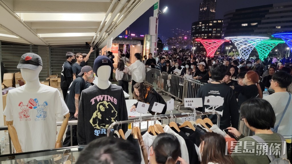 Twins演唱會場外售賣應援產品攤位。