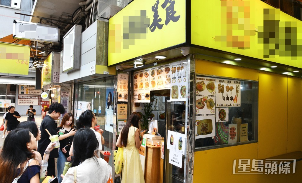 旺角一間小食店因推出鵝肝多士成為網紅店，吸引不少市民和遊客光顧。 何健勇攝