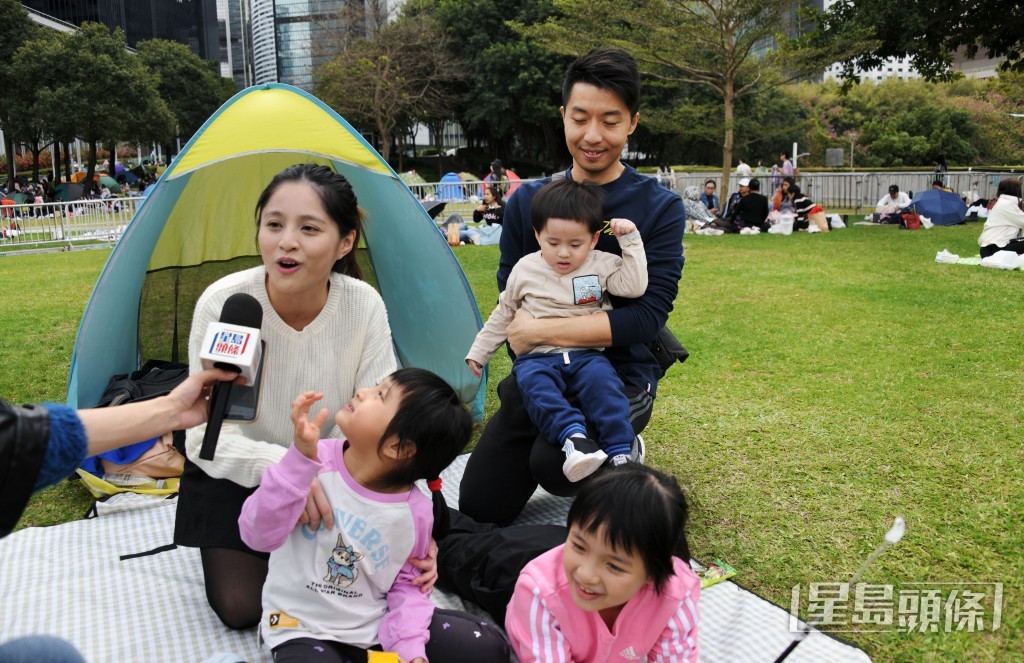 梁先生一家帶小朋友來添馬公園戶外活動。