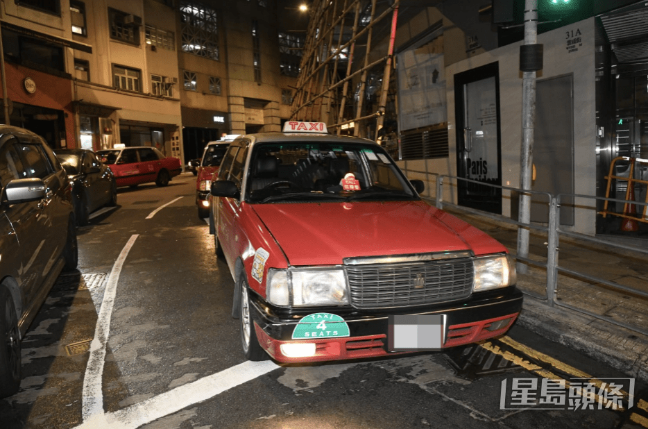 一名30歲的士司機報稱,2名男子路過時「撞凹」其的士車身,並與對方爭執起來。黎志偉攝 一名30歲的士司機報稱,2名男子路過時「撞凹」其的士車身,並與對方爭執起來。黎志偉攝