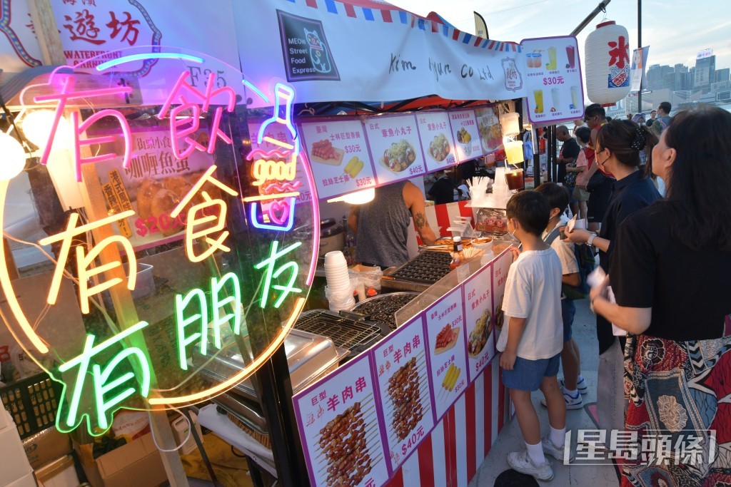 黃家和認為「香港夜繽紛」可以帶動消費氣氛。資料圖片 黃家和認為「香港夜繽紛」可以帶動消費氣氛。資料圖片